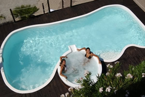 Whirlpool accanto alla piscina